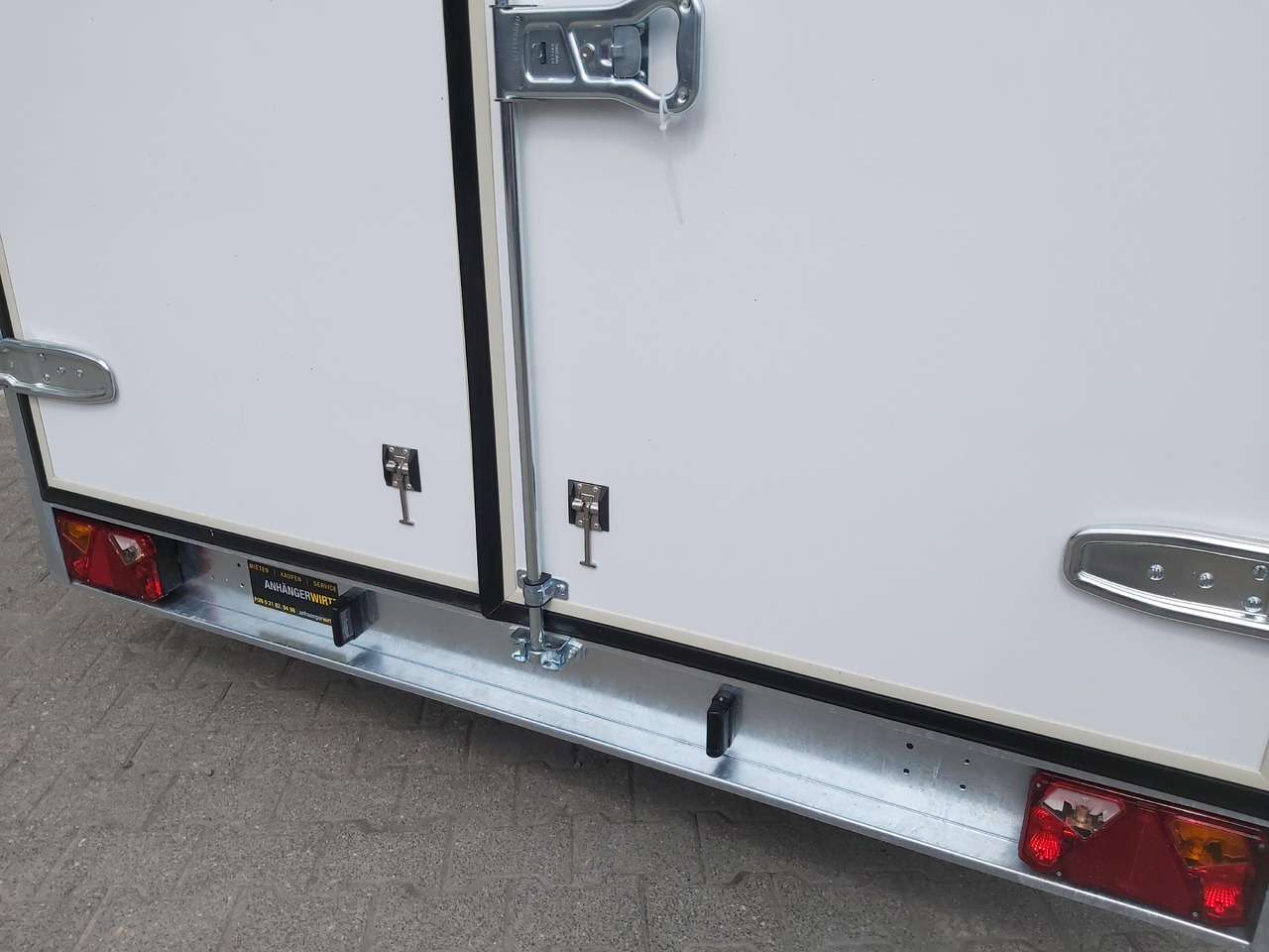 Koffer Sport Camp TFS 360.00 360x200x210cm aero Seitentür Fenster Bett (L) 1300kg 100km/H - كرفان سحب: صور 5 Koffer Sport Camp TFS 360.00 360x200x210cm aero Seitentür Fenster Bett (L) 1300kg 100km/H - كرفان سحب: صور 5