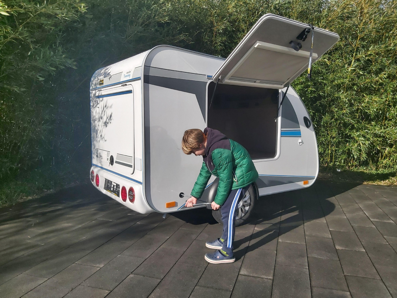 كرفان سحب Mini Camper Mini Tommy TMC25 252x140x121cm aero V1 Küche 12V/230V 100km/H 750kg gebremst Modell 24: صور 11