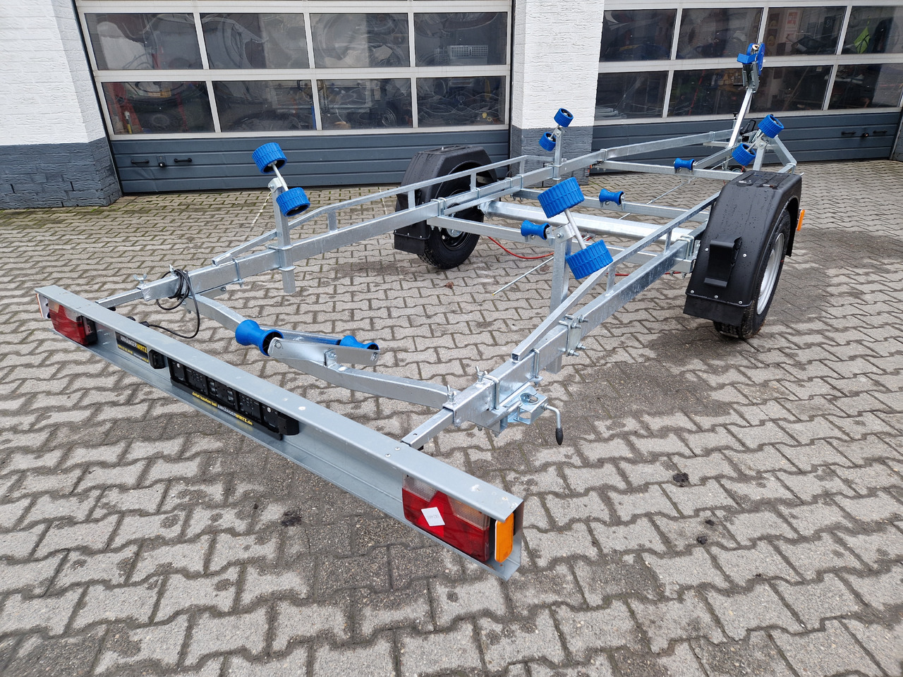 Neptun Bootstrailer Navy GN 231 1300 mit Winde 1300kg Modell 2024 - مقطورة القارب: صور 1 Neptun Bootstrailer Navy GN 231 1300 mit Winde 1300kg Modell 2024 - مقطورة القارب: صور 1