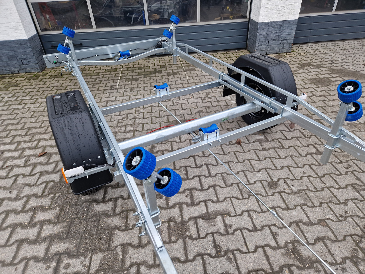 Neptun Bootstrailer Navy GN 231 1300 mit Winde 1300kg Modell 2024 - مقطورة القارب: صور 4 Neptun Bootstrailer Navy GN 231 1300 mit Winde 1300kg Modell 2024 - مقطورة القارب: صور 4