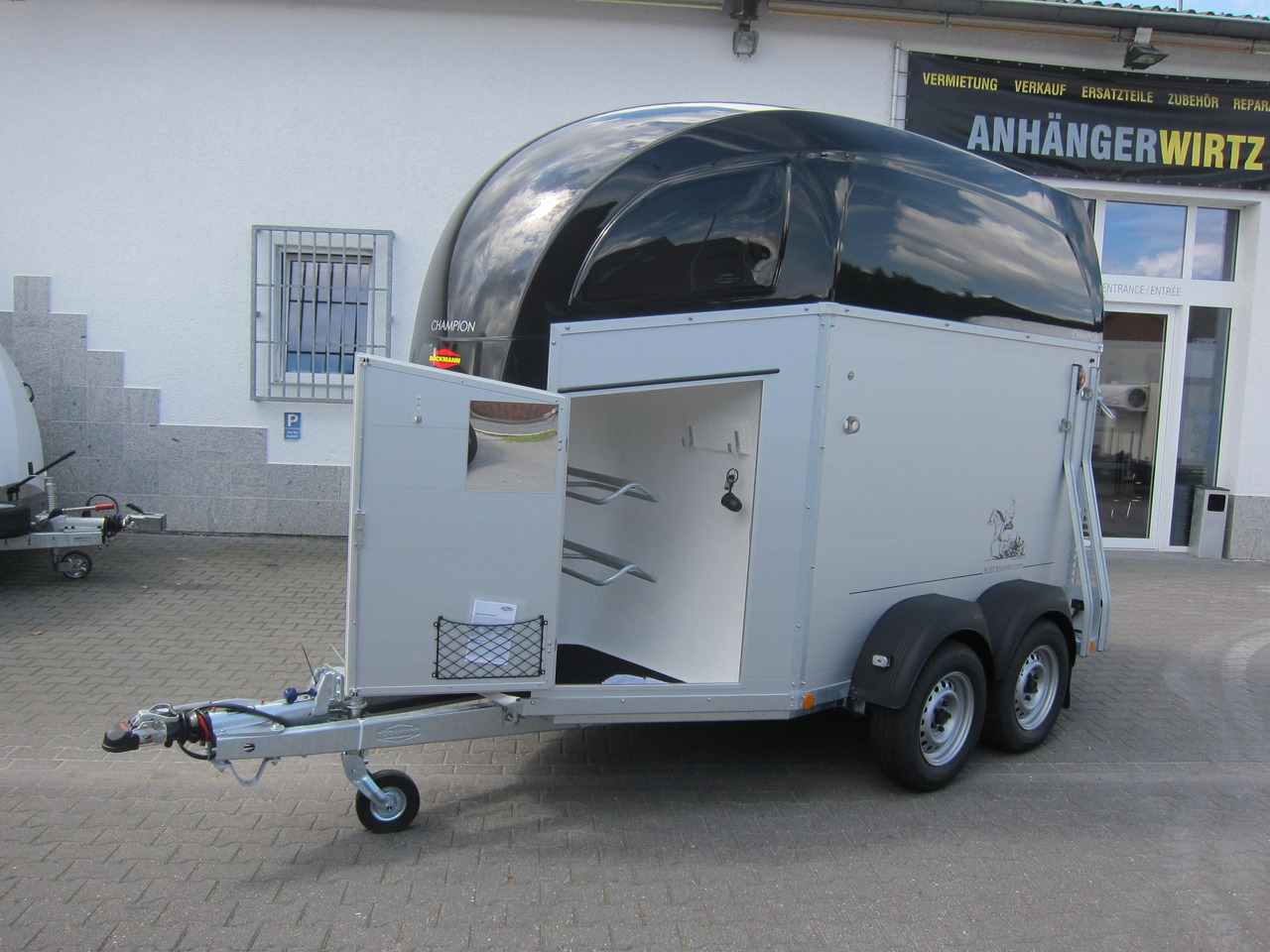 Pferdeanhänger Böckmann Champion R 165 Western Sattelkammer blackline 2400kg CFF 100 km/H Modell 22 - عربة نقل خيل: صور 2 Pferdeanhänger Böckmann Champion R 165 Western Sattelkammer blackline 2400kg CFF 100 km/H Modell 22 - عربة نقل خيل: صور 2