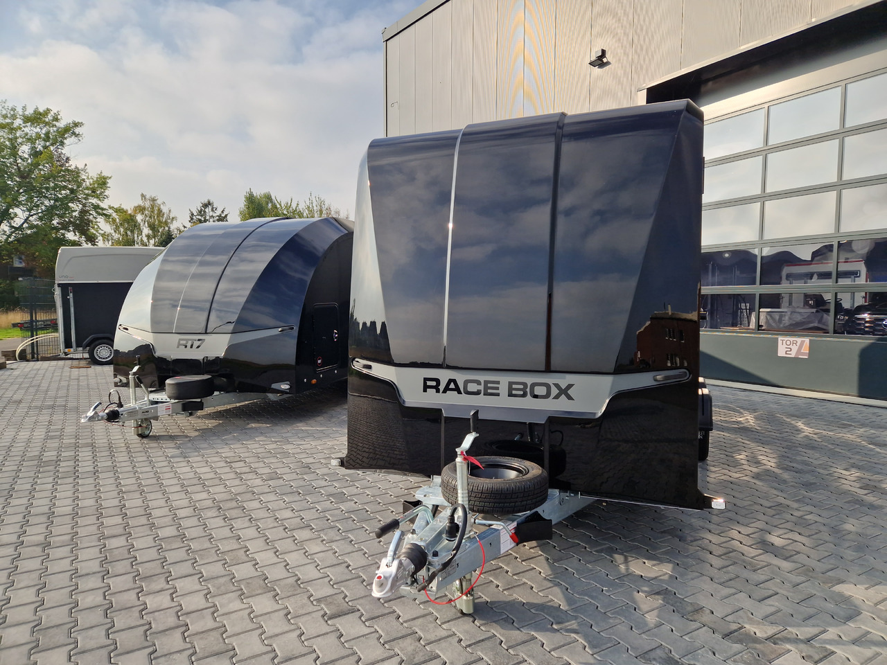 Race BOX 610-5019-30-2-12-B 500x195x200cm Flügeltüren Rückfahrkamera Lüfter 3000kg - مقطورات السيارات: صور 4 Race BOX 610-5019-30-2-12-B 500x195x200cm Flügeltüren Rückfahrkamera Lüfter 3000kg - مقطورات السيارات: صور 4