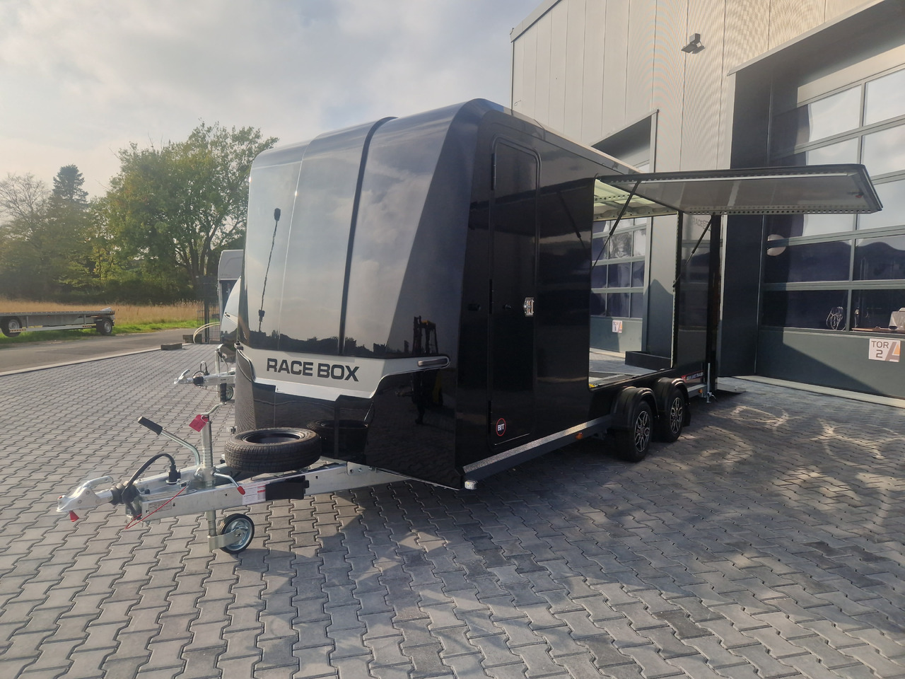 Race BOX 610-5019-30-2-12-B 500x195x200cm Flügeltüren Rückfahrkamera Lüfter 3000kg - مقطورات السيارات: صور 5 Race BOX 610-5019-30-2-12-B 500x195x200cm Flügeltüren Rückfahrkamera Lüfter 3000kg - مقطورات السيارات: صور 5