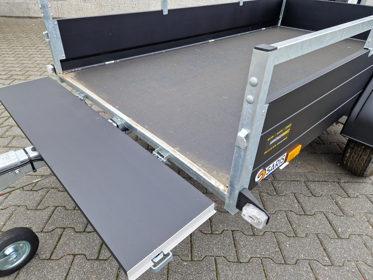 Saris Anhänger DV135 McAlu Pro MP 255x133x44cm black klappbare Vorderwand 1350kg - مقطورات السيارات: صور 4 Saris Anhänger DV135 McAlu Pro MP 255x133x44cm black klappbare Vorderwand 1350kg - مقطورات السيارات: صور 4