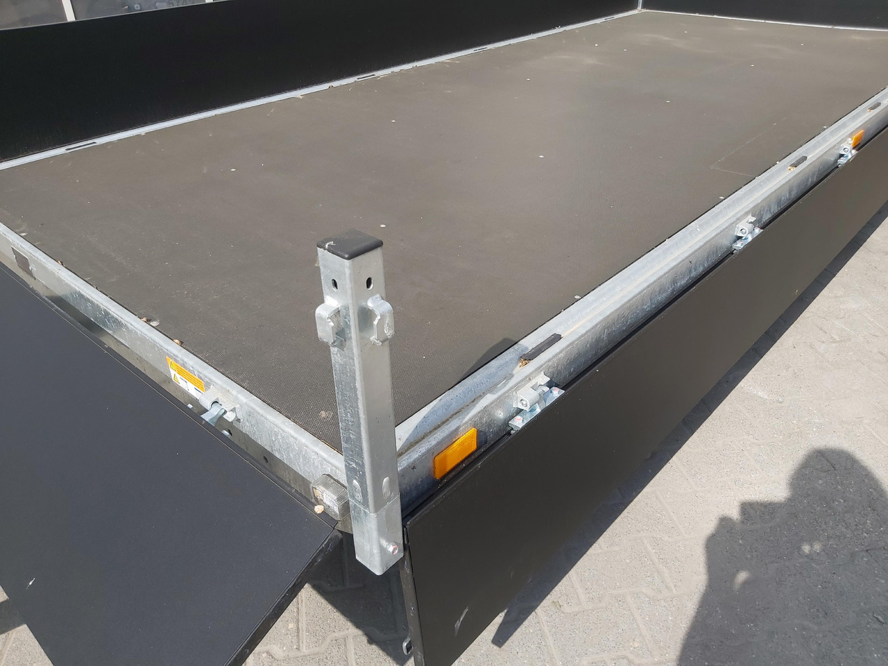Saris PL406 184 2700 2 406x184x35cm black Edition LED Beleuchtung 13" (XL) 2700kg - مقطورات مسطحة: صور 4 Saris PL406 184 2700 2 406x184x35cm black Edition LED Beleuchtung 13" (XL) 2700kg - مقطورات مسطحة: صور 4