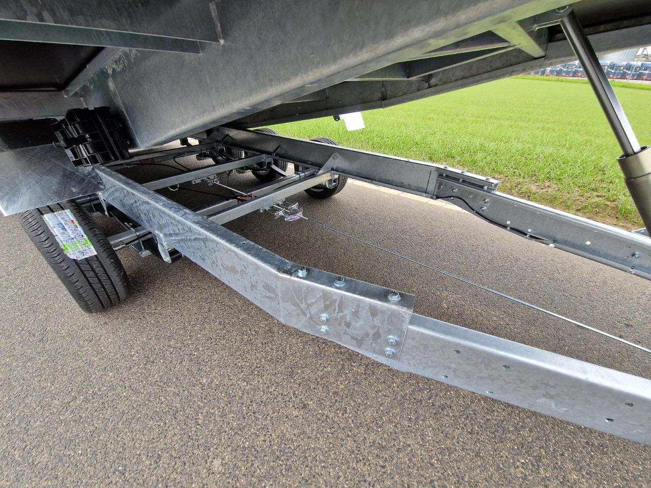 قلابة مقطورة Variant Maschinentransporter 3553 UX Maxi Load LED Tridem Parabelfeder 3500kg Modell 2024: صور 7