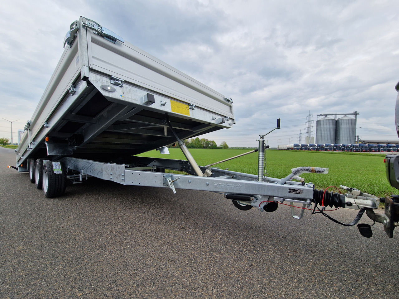 Variant Maschinentransporter 3553 UX Maxi Load LED Tridem Parabelfeder 3500kg Modell 2024 - قلابة مقطورة: صور 2 Variant Maschinentransporter 3553 UX Maxi Load LED Tridem Parabelfeder 3500kg Modell 2024 - قلابة مقطورة: صور 2