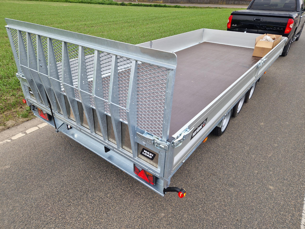 Variant Maschinentransporter 3553 UX Maxi Load LED Tridem Parabelfeder 3500kg Modell 2024 - قلابة مقطورة: صور 5 Variant Maschinentransporter 3553 UX Maxi Load LED Tridem Parabelfeder 3500kg Modell 2024 - قلابة مقطورة: صور 5