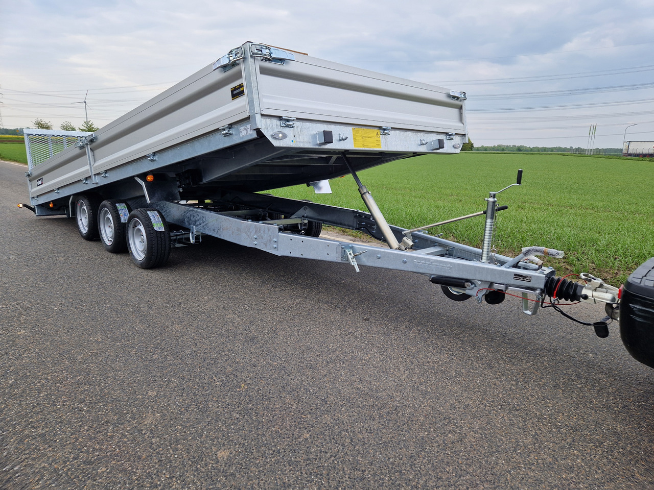 Variant Maschinentransporter 3553 UX Maxi Load LED Tridem Parabelfeder 3500kg Modell 2024 - قلابة مقطورة: صور 1 Variant Maschinentransporter 3553 UX Maxi Load LED Tridem Parabelfeder 3500kg Modell 2024 - قلابة مقطورة: صور 1