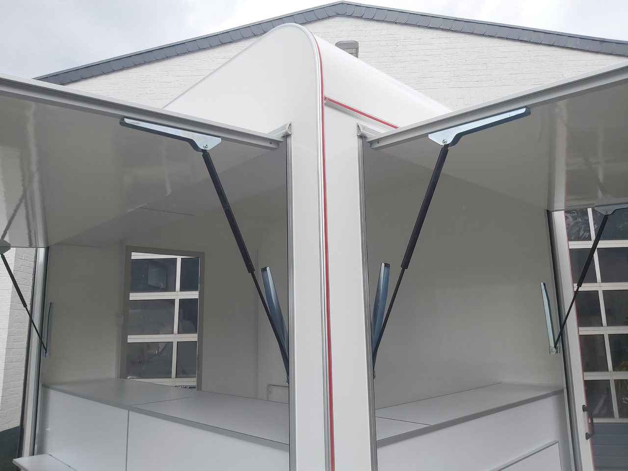 Verkaufsanhänger VK 302 200 aero retro 300cm 2 Verkaufsklappen Multi Theke 230V PVC Boden (M) 1300kg - عربة الطعام: صور 2 Verkaufsanhänger VK 302 200 aero retro 300cm 2 Verkaufsklappen Multi Theke 230V PVC Boden (M) 1300kg - عربة الطعام: صور 2