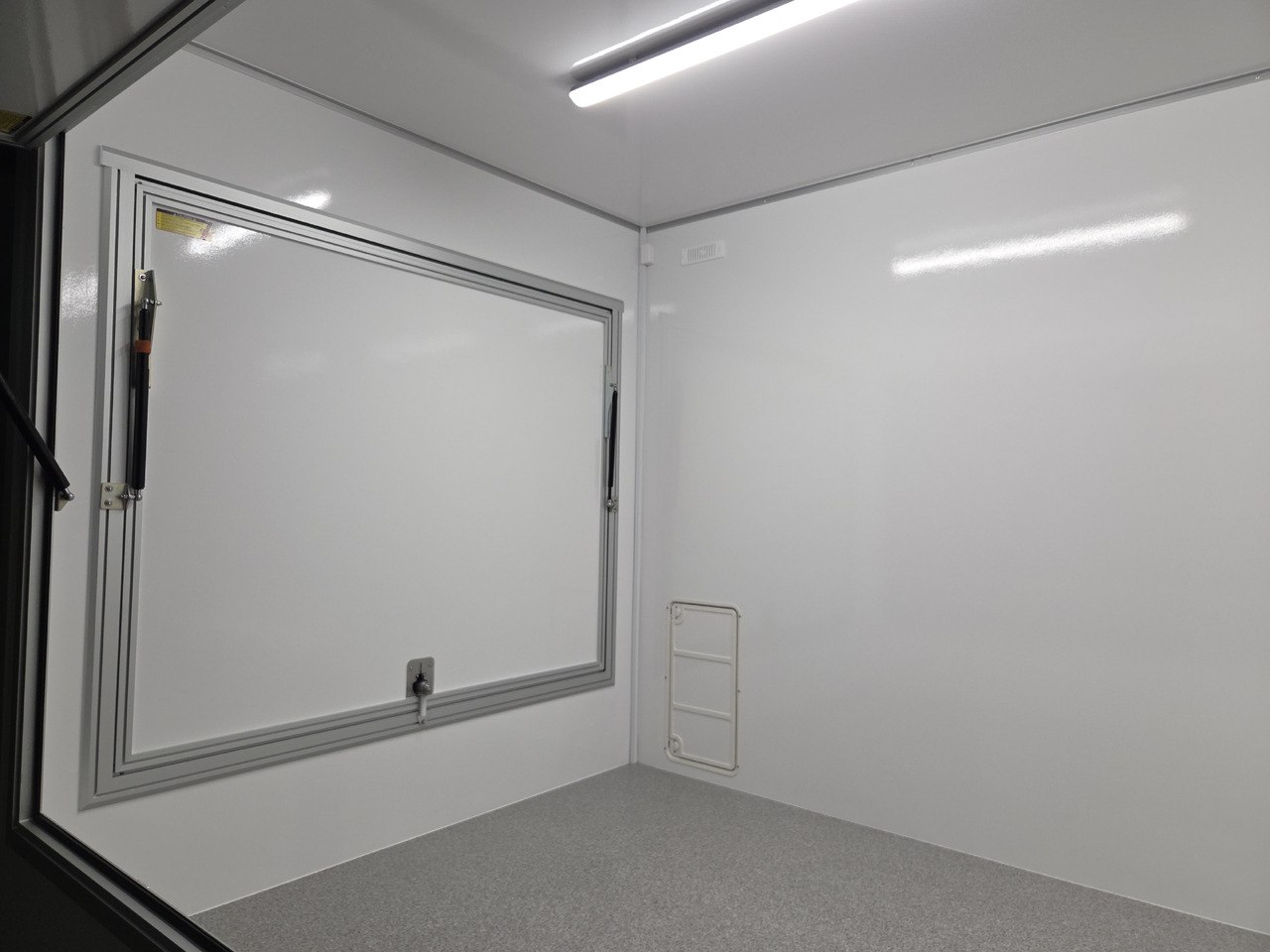 Verkaufsanhänger VKH 623 220 aero retro 620x220x230cm 230V Licht 3000kg - عربة الطعام: صور 5 Verkaufsanhänger VKH 623 220 aero retro 620x220x230cm 230V Licht 3000kg - عربة الطعام: صور 5