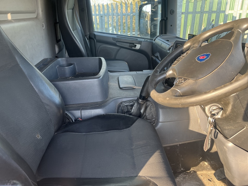 Scania P230 4x2 Curtain side - شاحنة ستارة: صور 5 Scania P230 4x2 Curtain side - شاحنة ستارة: صور 5