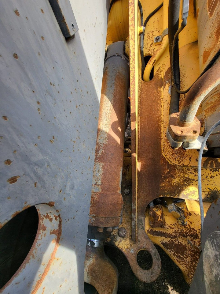 Volvo lifting hydraulic cylinder - الاسطوانة الهيدروليكية - اللودر بعجل: صور 2 Volvo lifting hydraulic cylinder - الاسطوانة الهيدروليكية - اللودر بعجل: صور 2