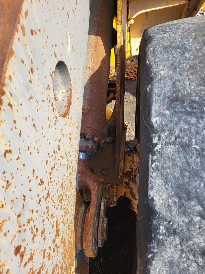 Volvo lifting hydraulic cylinder - الاسطوانة الهيدروليكية - اللودر بعجل: صور 2 Volvo lifting hydraulic cylinder - الاسطوانة الهيدروليكية - اللودر بعجل: صور 2