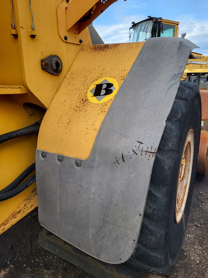 Volvo right front mudguard - قطع الغيار - اللودر بعجل: صور 1 Volvo right front mudguard - قطع الغيار - اللودر بعجل: صور 1