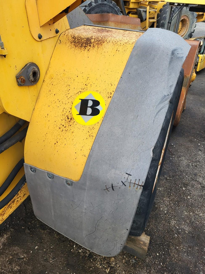 Volvo right front mudguard - قطع الغيار - اللودر بعجل: صور 2 Volvo right front mudguard - قطع الغيار - اللودر بعجل: صور 2