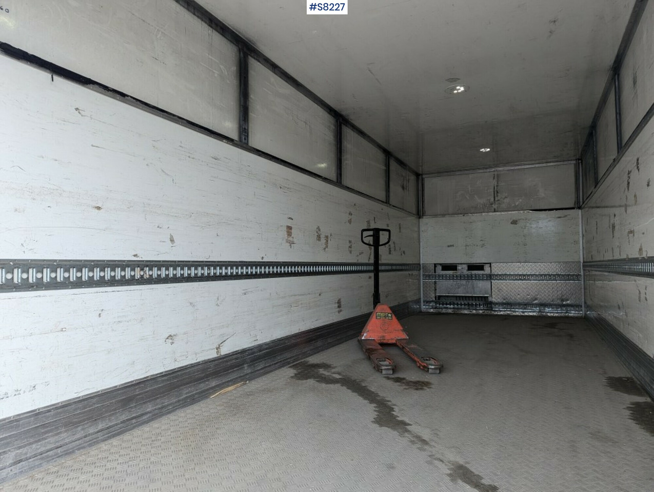 Box Truck Volvo FL height-adjustable box and tail lift - بصندوق مغلق شاحنة: صور 5 Box Truck Volvo FL height-adjustable box and tail lift - بصندوق مغلق شاحنة: صور 5