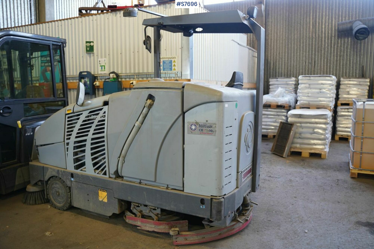 Cleaning machine Nilfisk CR1200 rep.object - سياره كنس شوارع: صور 2 Cleaning machine Nilfisk CR1200 rep.object - سياره كنس شوارع: صور 2