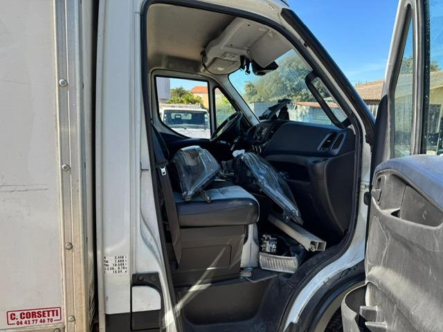 Iveco 70C180 CAISSE HAYON - الشاحنات الصغيرة صندوق مغلق: صور 4 Iveco 70C180 CAISSE HAYON - الشاحنات الصغيرة صندوق مغلق: صور 4