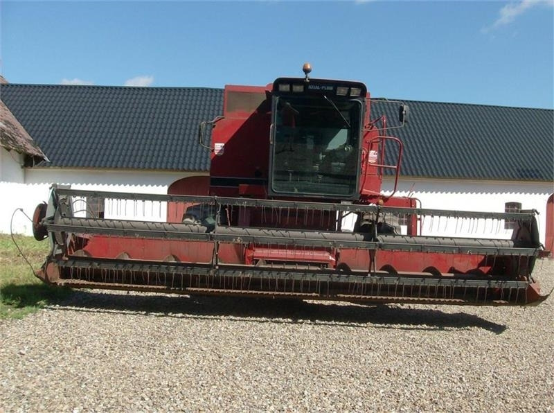 Case IH 1680 E 22 fod skærebord og ekstra bredde hjul - حصادة شاملة: صور 1 Case IH 1680 E 22 fod skærebord og ekstra bredde hjul - حصادة شاملة: صور 1