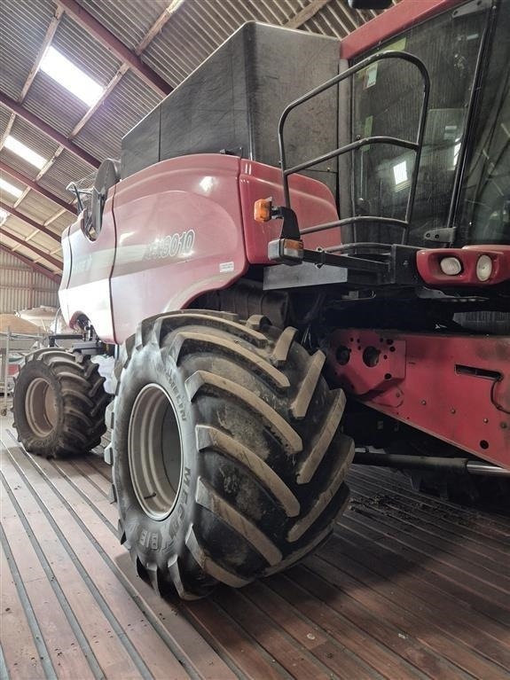 Case IH Axial-Flow 8010 MacDon skærebord - حصادة شاملة: صور 1 Case IH Axial-Flow 8010 MacDon skærebord - حصادة شاملة: صور 1
