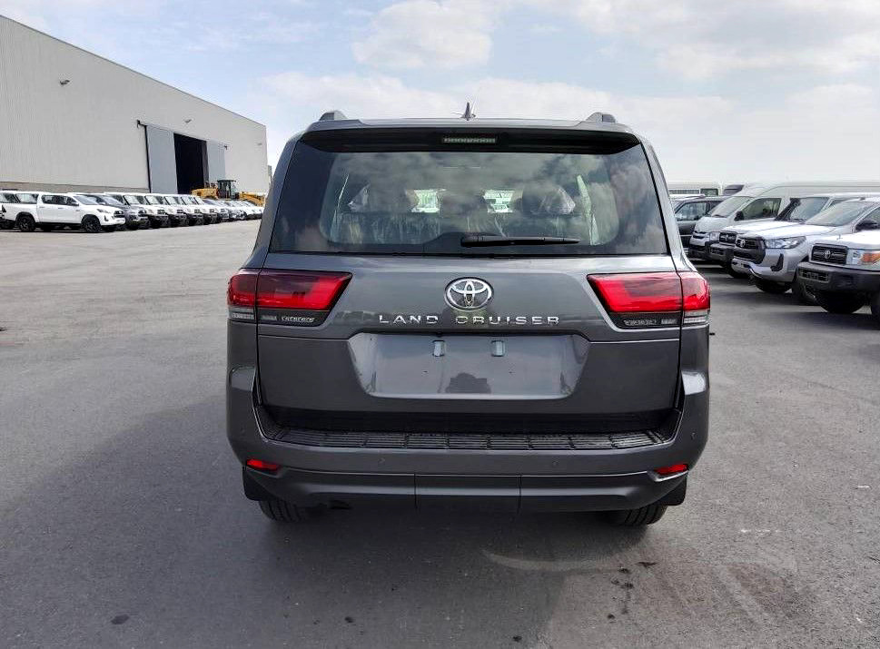Toyota Land Cruiser 300 V6 VXR ZX 7 SEATERS / PLACES 3.5L Petrol Automatic AEOB - سيارة: صور 4 Toyota Land Cruiser 300 V6 VXR ZX 7 SEATERS / PLACES 3.5L Petrol Automatic AEOB - سيارة: صور 4