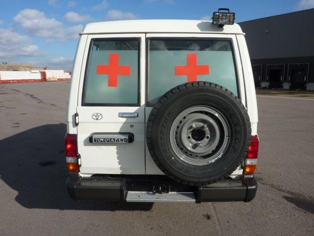 Toyota Land Cruiser 78 Metal top hzj 78 ambulance 4.2L Diesel Manual - سيارة: صور 3 Toyota Land Cruiser 78 Metal top hzj 78 ambulance 4.2L Diesel Manual - سيارة: صور 3
