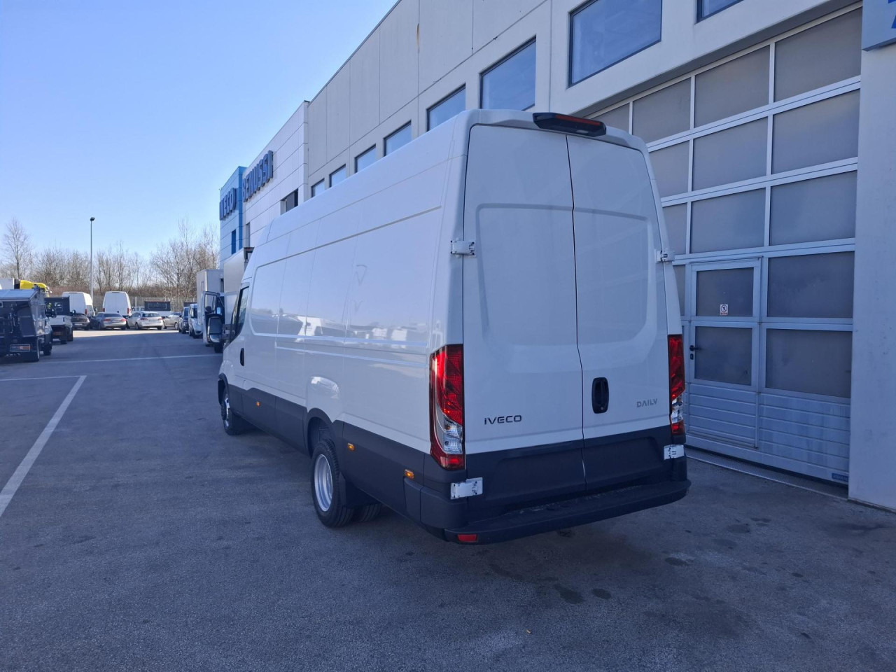 IVECO Daily 35C18H V - ميكروباص: صور 3 IVECO Daily 35C18H V - ميكروباص: صور 3
