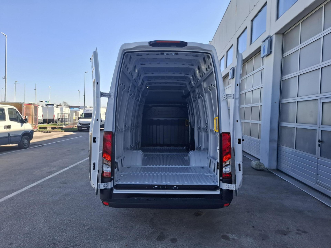 IVECO Daily 35C18H V - ميكروباص: صور 5 IVECO Daily 35C18H V - ميكروباص: صور 5