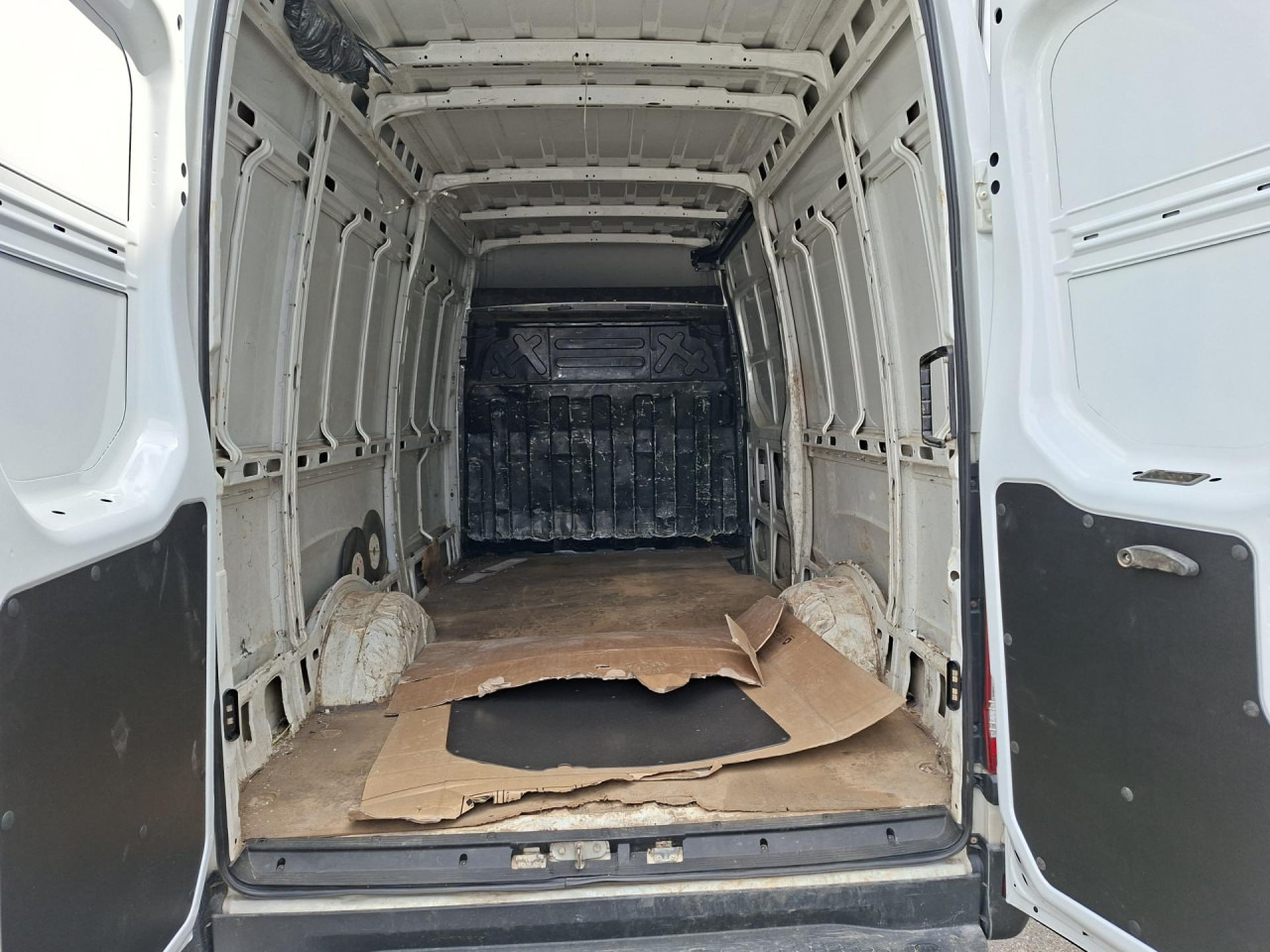 IVECO Daily 35S13V - ميكروباص: صور 5 IVECO Daily 35S13V - ميكروباص: صور 5