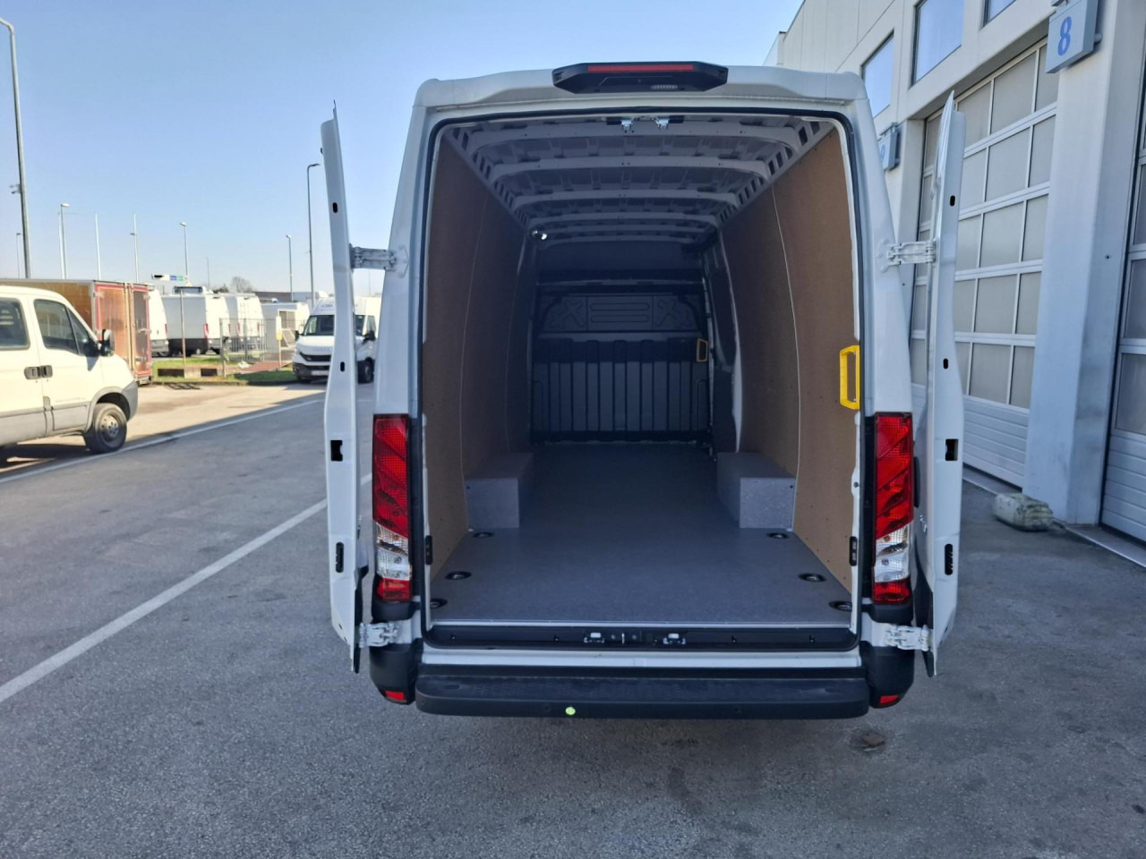 IVECO Daily 35S14V - ميكروباص: صور 5 IVECO Daily 35S14V - ميكروباص: صور 5