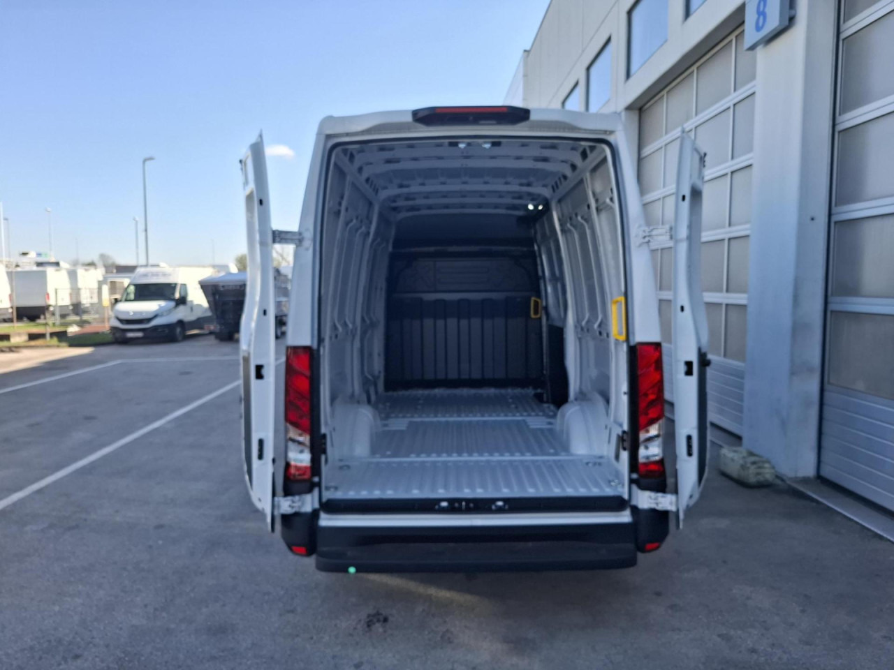 IVECO Daily 35S14V - ميكروباص: صور 5 IVECO Daily 35S14V - ميكروباص: صور 5