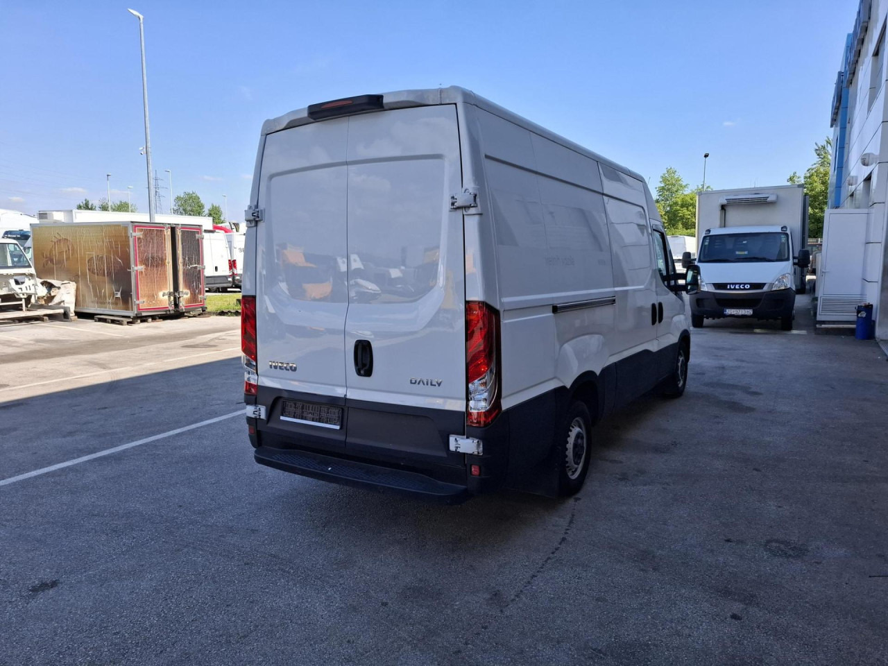 IVECO Daily 35S14V - ميكروباص: صور 4 IVECO Daily 35S14V - ميكروباص: صور 4