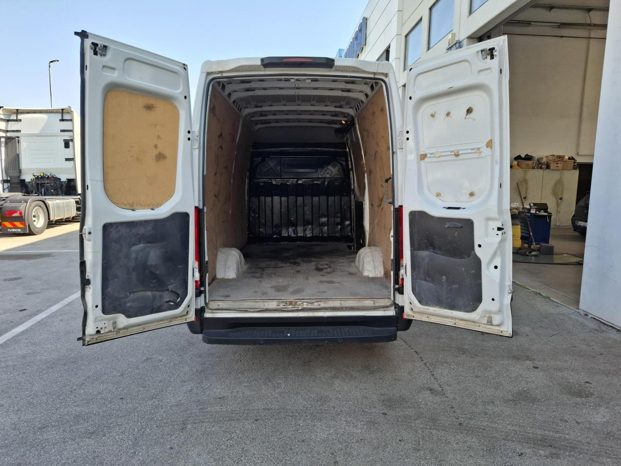 IVECO Daily 35S14V - ميكروباص: صور 5 IVECO Daily 35S14V - ميكروباص: صور 5