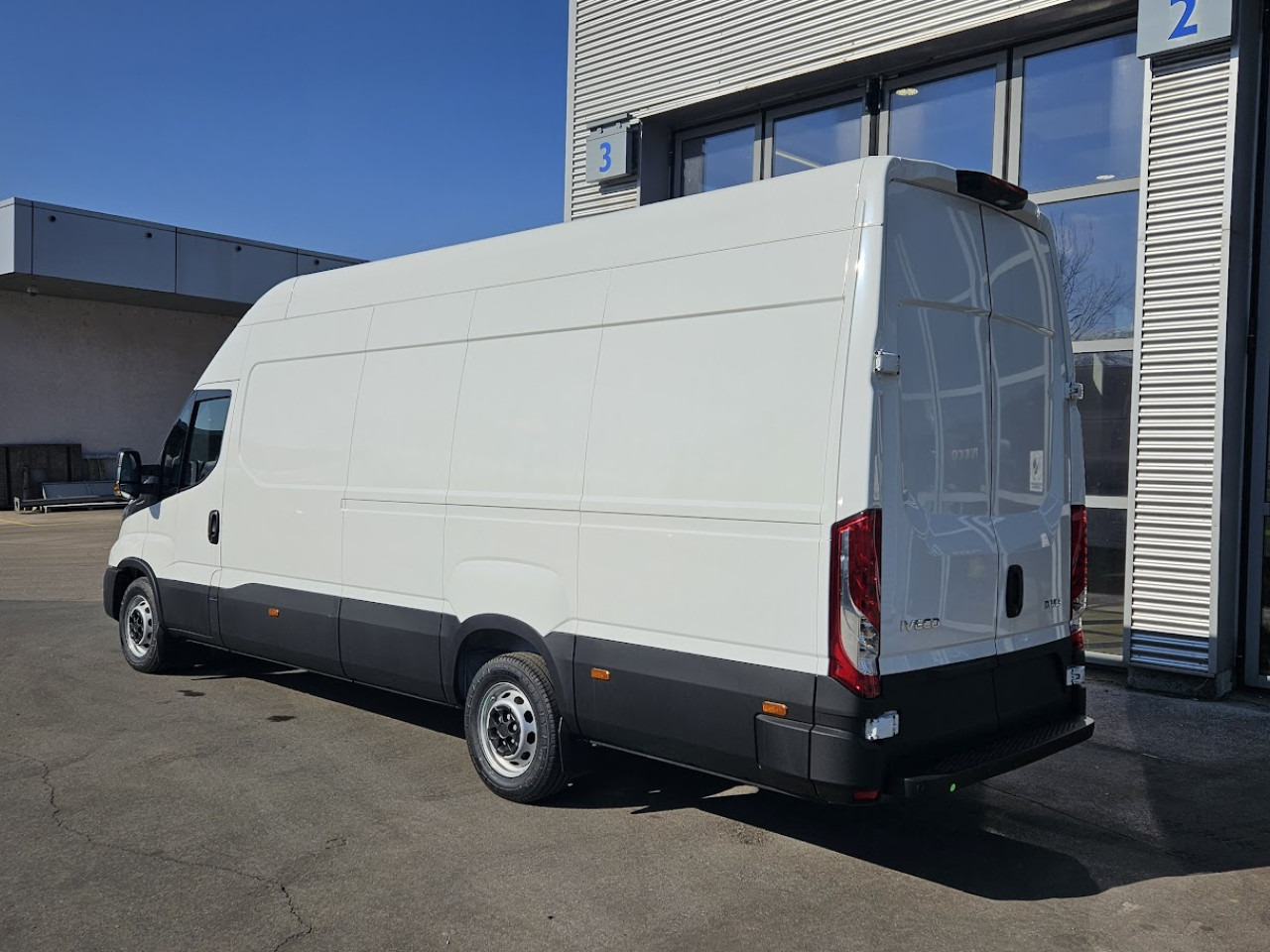IVECO Daily 35S18H A8 - ميكروباص: صور 3 IVECO Daily 35S18H A8 - ميكروباص: صور 3
