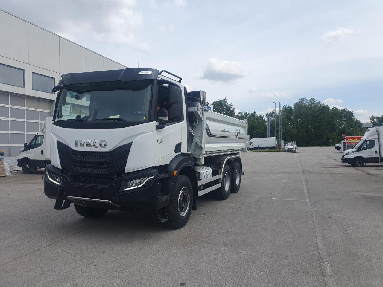 IVECO T-Way AD380T45 - قلاب صغير: صور 1 IVECO T-Way AD380T45 - قلاب صغير: صور 1