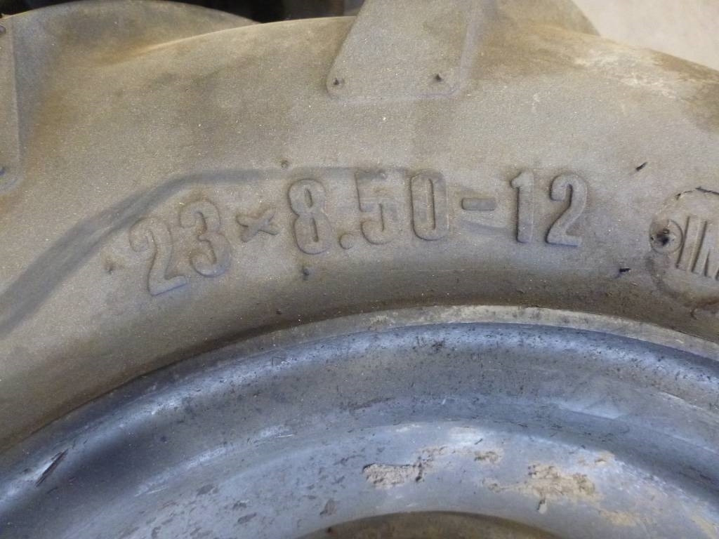 Däck med fälg Trelleborg, 23X8.50-12  - المحور و قطع الغيار - آلات البناء: صور 3 Däck med fälg Trelleborg, 23X8.50-12  - المحور و قطع الغيار - آلات البناء: صور 3