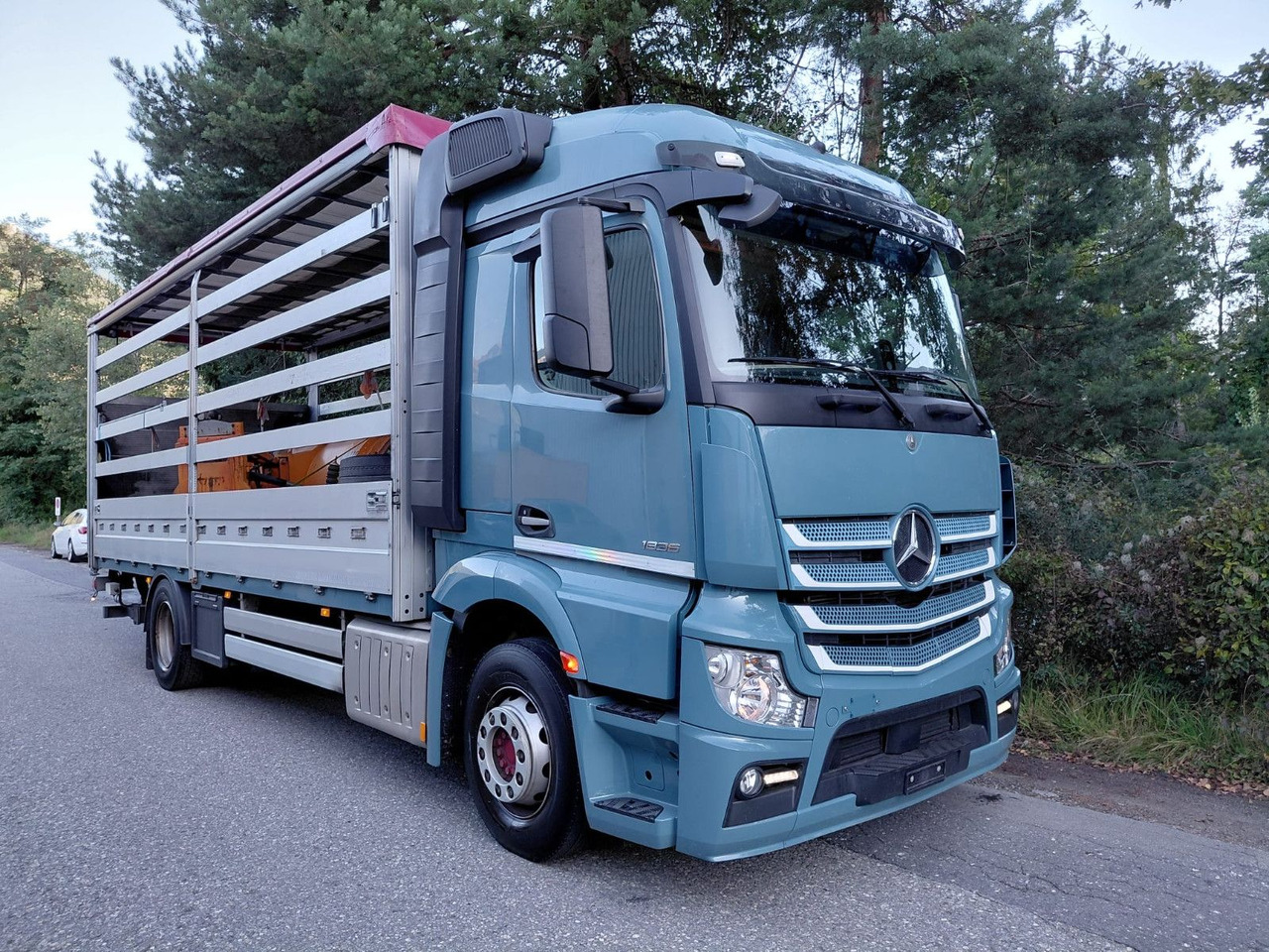 Mercedes-Benz Actros 1836 4x2, E6, Ladebordwand, Fahrschule - شاحنة ستارة: صور 3 Mercedes-Benz Actros 1836 4x2, E6, Ladebordwand, Fahrschule - شاحنة ستارة: صور 3