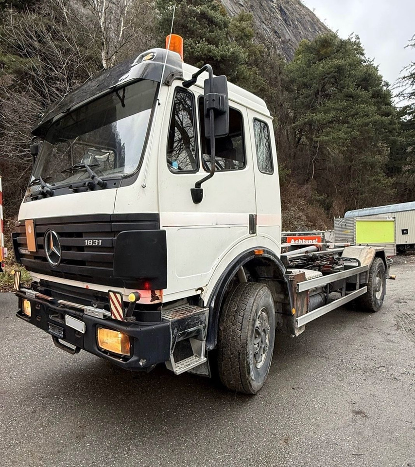 Mercedes-Benz SK 1831 K 4x2, Abroll - شاحنة ذات الخطاف: صور 1 Mercedes-Benz SK 1831 K 4x2, Abroll - شاحنة ذات الخطاف: صور 1
