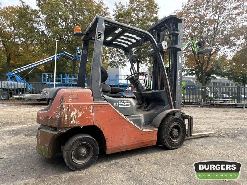 Toyota 8FDF25 - رافعة شوكية ديزل: صور 4 Toyota 8FDF25 - رافعة شوكية ديزل: صور 4