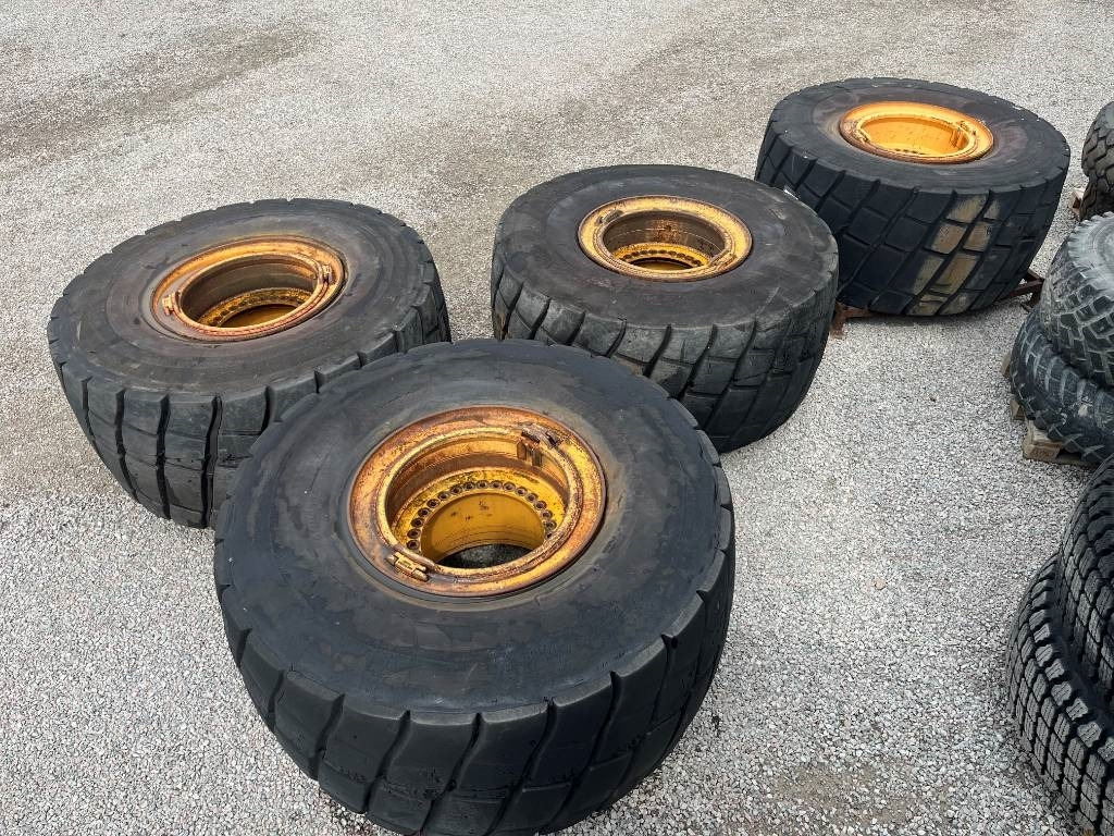 Bridgestone Regummerade 875/65R29 på Volvo L220 fälg - عجلات: صور 1 Bridgestone Regummerade 875/65R29 på Volvo L220 fälg - عجلات: صور 1