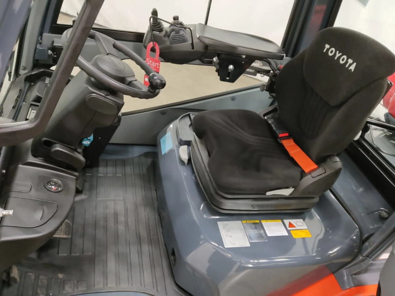 Toyota 02-8FGF 30 - رافعة شوكية تعمل بالغاز: صور 4 Toyota 02-8FGF 30 - رافعة شوكية تعمل بالغاز: صور 4