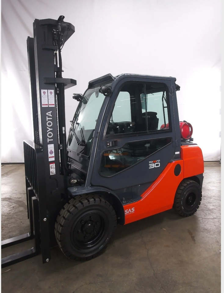 Toyota 02-8FGF 30 - رافعة شوكية تعمل بالغاز: صور 1 Toyota 02-8FGF 30 - رافعة شوكية تعمل بالغاز: صور 1