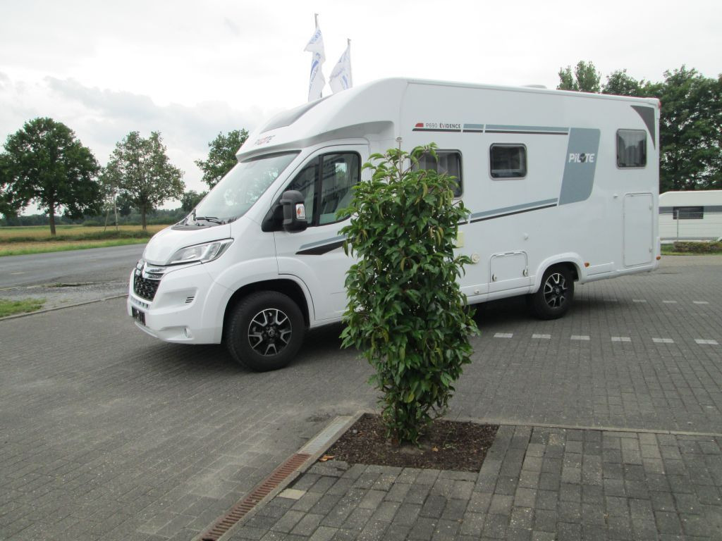 Pilote Pacific P690GJ Evidence Markise SAT Fahrradträge - موتر هوم شبه متكامل: صور 3 Pilote Pacific P690GJ Evidence Markise SAT Fahrradträge - موتر هوم شبه متكامل: صور 3
