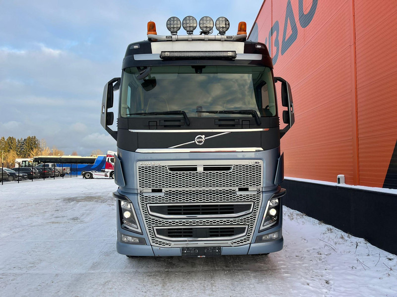 Volvo FH 16 650 6x4 TANDEM AXLE LIFT - شاحنة قطع الأشجار, شاحنة كرين: صور 3 Volvo FH 16 650 6x4 TANDEM AXLE LIFT - شاحنة قطع الأشجار, شاحنة كرين: صور 3