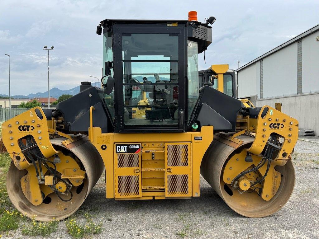Caterpillar CD54B - مدحلة الأسفلت: صور 1 Caterpillar CD54B - مدحلة الأسفلت: صور 1
