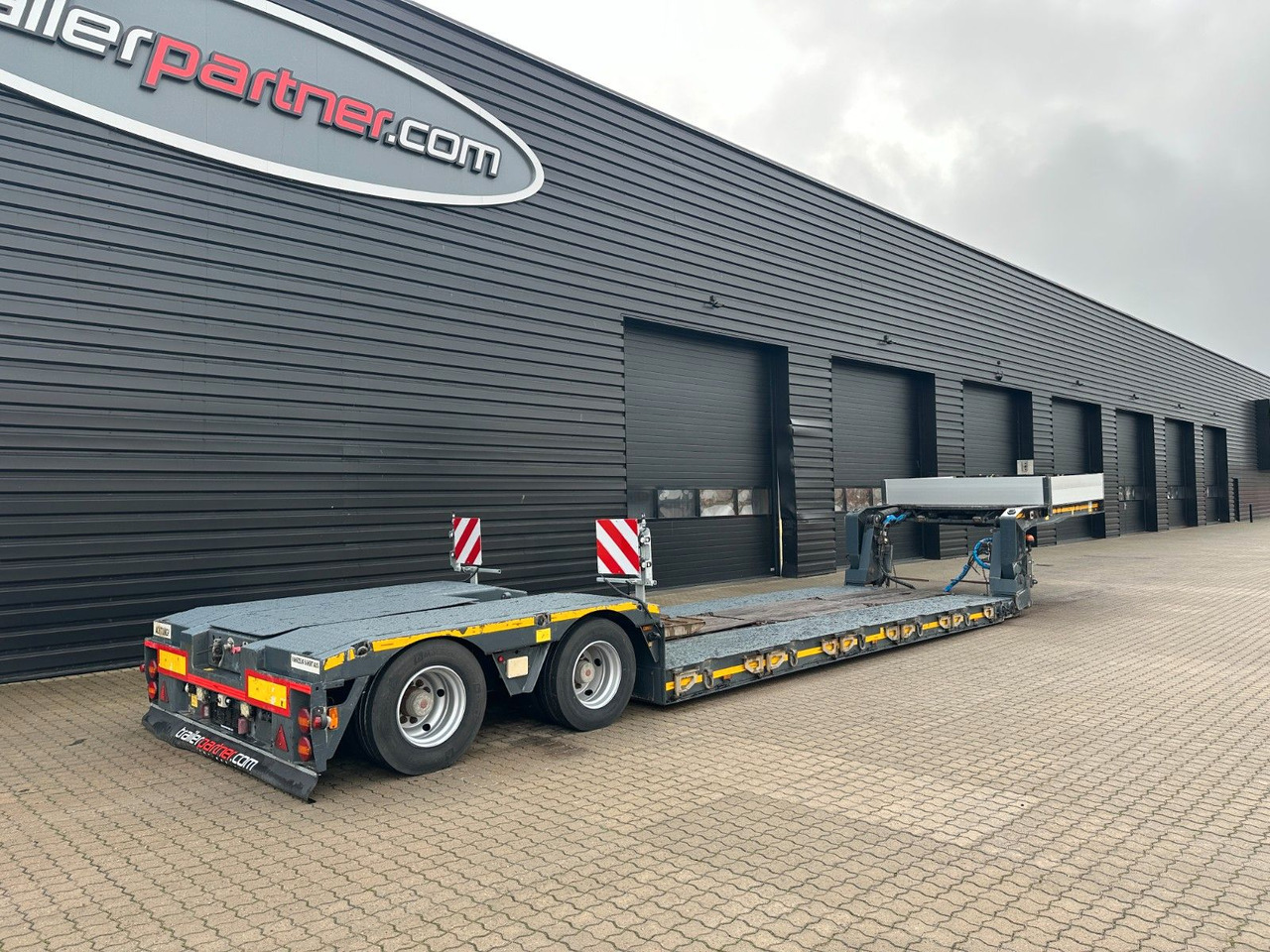 Faymonville 2 achs tiefbett / 2 x ausziehbar / 17.450 mm Faymonville 2 achs tiefbett / 2 x ausziehbar / 17.450 mm - عربة مسطحة منخفضة نصف مقطورة: صور 4 Faymonville 2 achs tiefbett / 2 x ausziehbar / 17.450 mm Faymonville 2 achs tiefbett / 2 x ausziehbar / 17.450 mm - عربة مسطحة منخفضة نصف مقطورة: صور 4