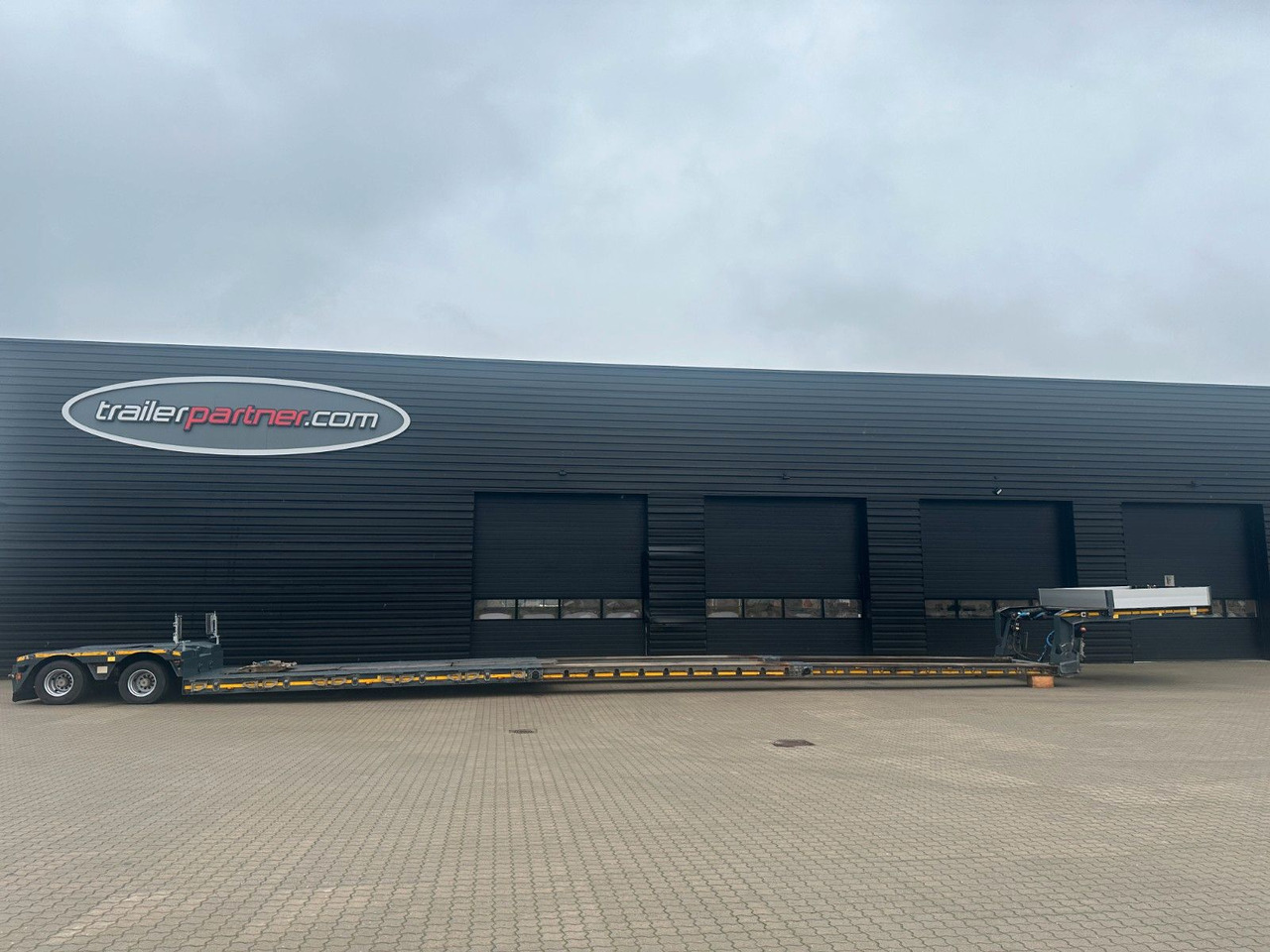 Faymonville 2 achs tiefbett / 2 x ausziehbar / 17.450 mm Faymonville 2 achs tiefbett / 2 x ausziehbar / 17.450 mm - عربة مسطحة منخفضة نصف مقطورة: صور 1 Faymonville 2 achs tiefbett / 2 x ausziehbar / 17.450 mm Faymonville 2 achs tiefbett / 2 x ausziehbar / 17.450 mm - عربة مسطحة منخفضة نصف مقطورة: صور 1