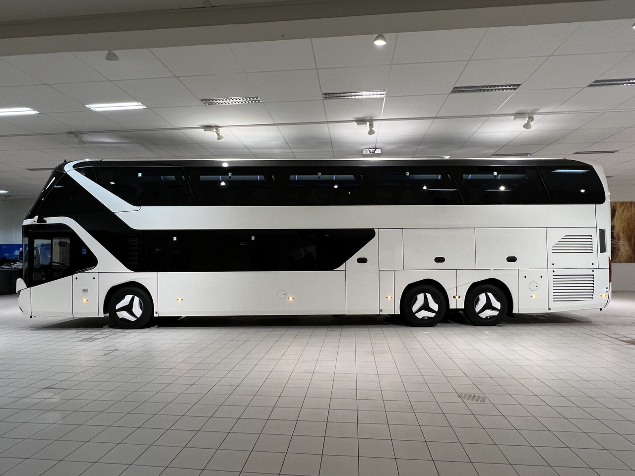 NEOPLAN SKYLINER P06 Euro 6E V.I.P / Exclusive Class (Dark Edition) - سياحية حافلة: صور 3 NEOPLAN SKYLINER P06 Euro 6E V.I.P / Exclusive Class (Dark Edition) - سياحية حافلة: صور 3