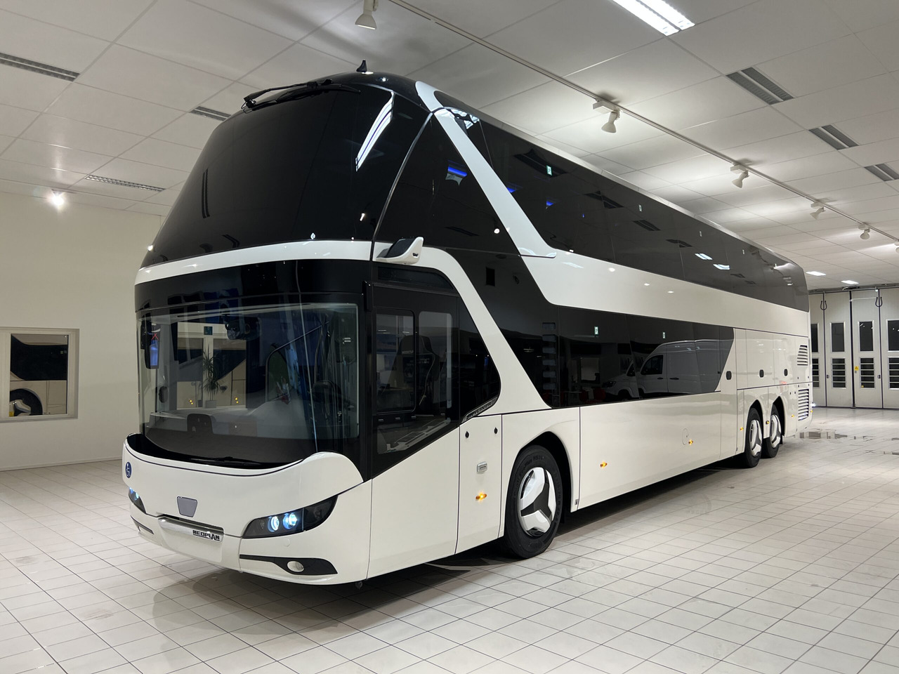NEOPLAN SKYLINER P06 Euro 6E V.I.P / Exclusive Class (Dark Edition) - سياحية حافلة: صور 2 NEOPLAN SKYLINER P06 Euro 6E V.I.P / Exclusive Class (Dark Edition) - سياحية حافلة: صور 2